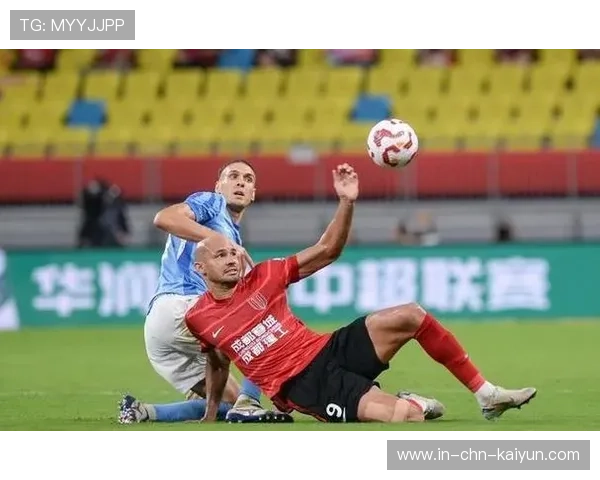 中场球员进行“前场抢断后直塞”复合训练，效率提升明显